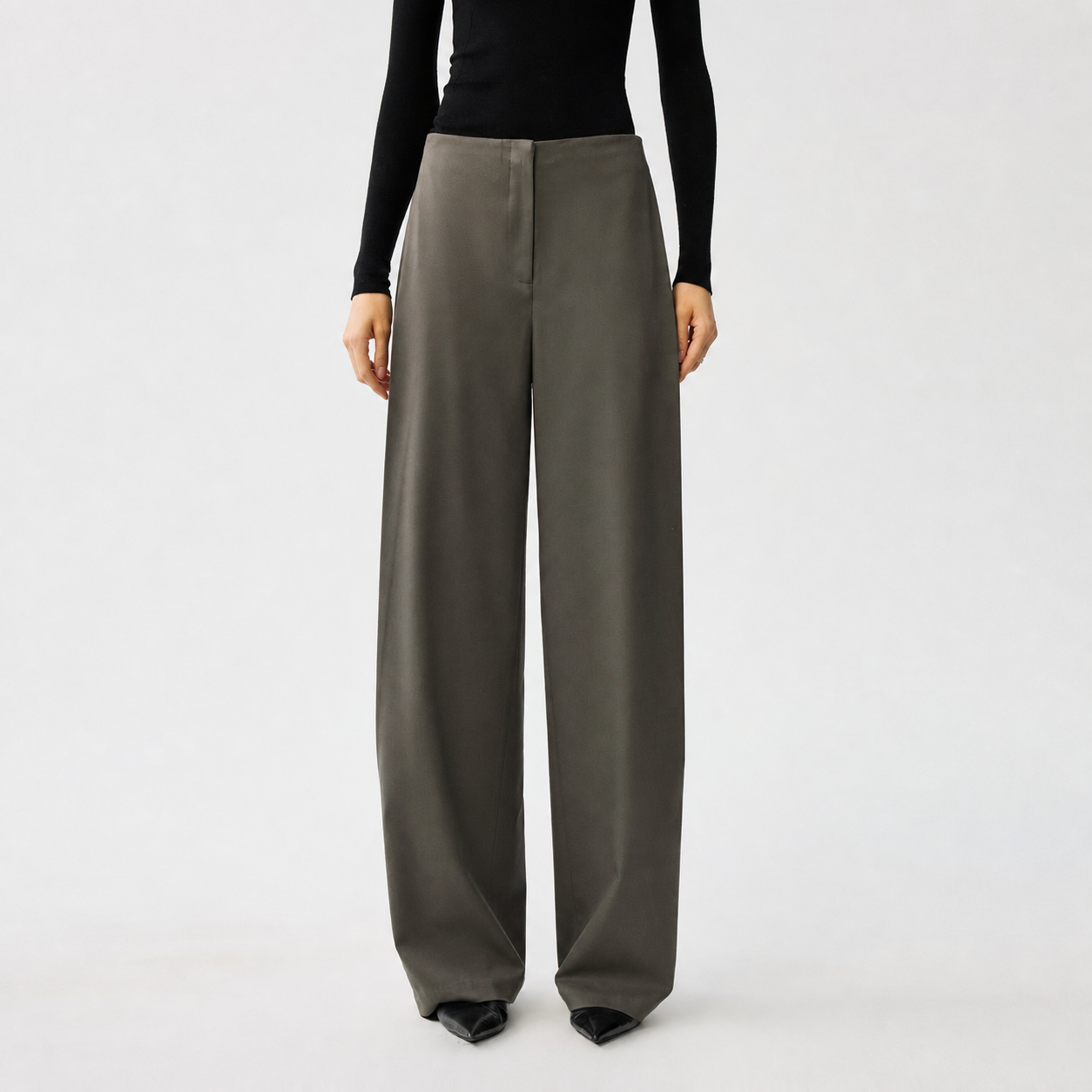 Front view and clean waist detail of APP-002
