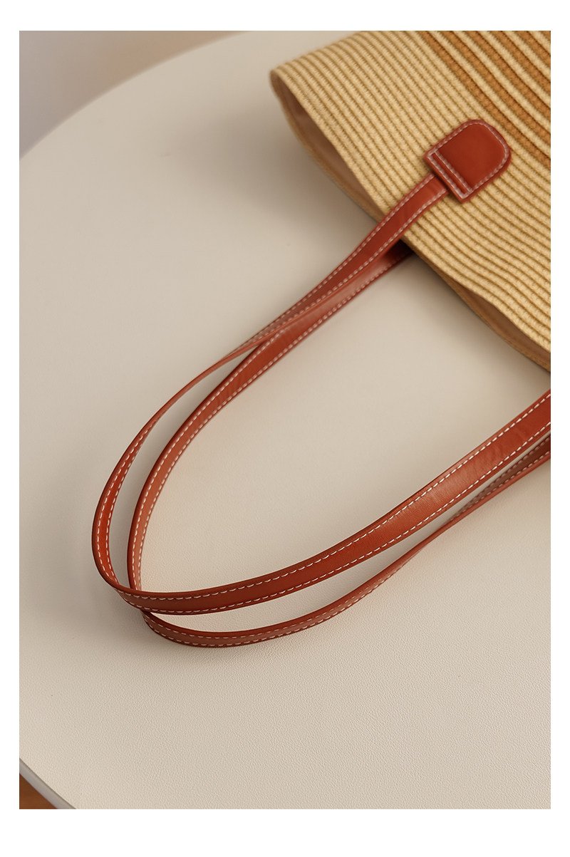 Contrast handle and stitching detail